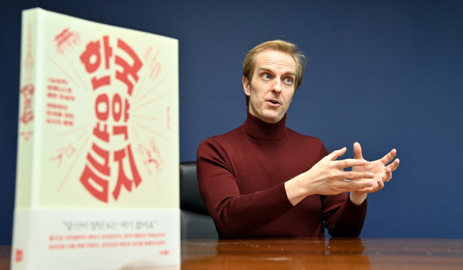 책 ‘한국 요약 금지’를 펴낸 칼럼니스트 콜린 마샬이 지난 26일 서울 중구 문화일보사에서 기자의 질문에 답하고 있다.  백동현 기자