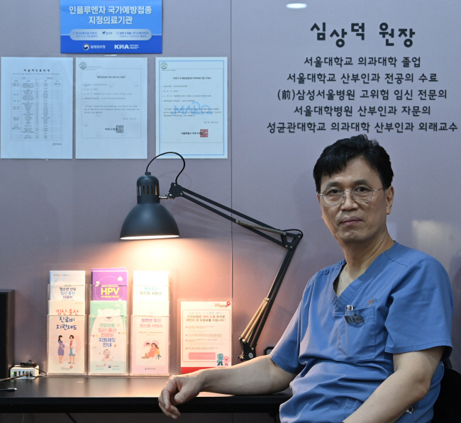 의대 재학 시절 교과서에서 배운 ‘자연분만’ 원칙을 30년간 지켜 온 심상덕 진오비산부인과 원장이 지난 15일 서울 마포구 동교동에 있는 병원 로비에서 포즈를 취하고 있다. 백동현 기자