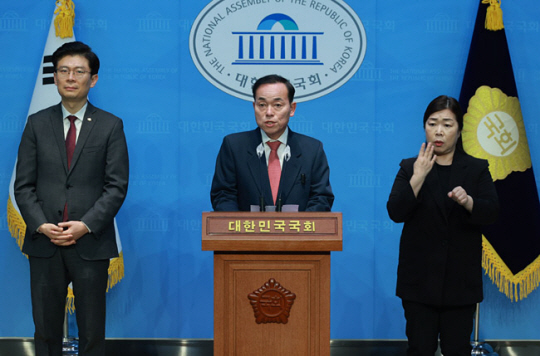 더불어민주당의 4·10 국회의원 총선거 후보자 검증에서 ‘부적격’ 판정을 받은 김윤식(가운데) 전 시흥시장이 27일 오전 국회 소통관에서 국민의힘 입당 기자회견을 하고 있다. 연합뉴스