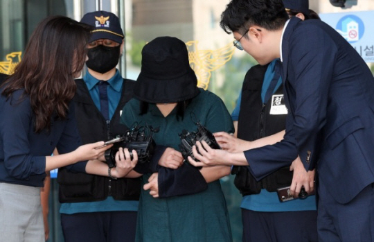 정유정이 2023년 6월 2일 검찰에 송치되기 위해 부산 동래경찰서를 나서며 취재진의 질문을 받고 있다. 뉴시스 자료 사진