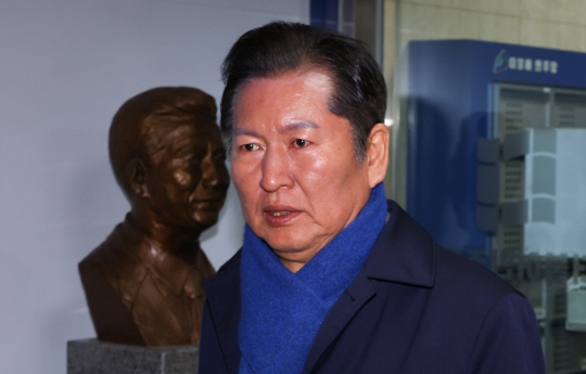 정청래 더불어민주당 최고위원이 25일 오후 서울 여의도 중앙당사에서 열린 비공개 최고위원회의에 참석하고 있다. 뉴시스