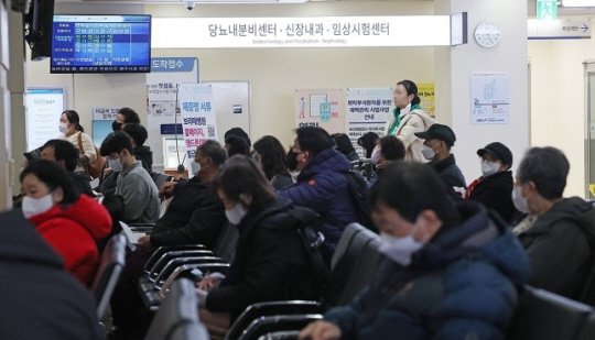 계속되는 환자들의 기다림. 27일 오후 서울의 한 대학병원에서 환자들이 진료 및 접수를 위해 대기하고 있다. 연합뉴스 자료사진