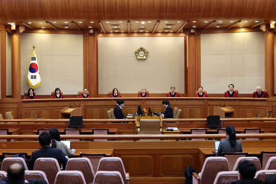 헌법재판관들이 28일 오후 서울 종로구 헌법재판소 대심판정에 자리하고 있다. 연합뉴스