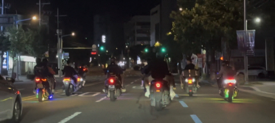 지난해 광복절 심야에 대구시 내 도로를 달리는  폭주족 모습. 대구경찰청 제공