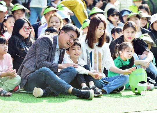 오승록(왼쪽) 서울 노원구청장이 거리예술제에서 지역 어린이와 함께 공연을 관람하고 있다. 노원구청 제공