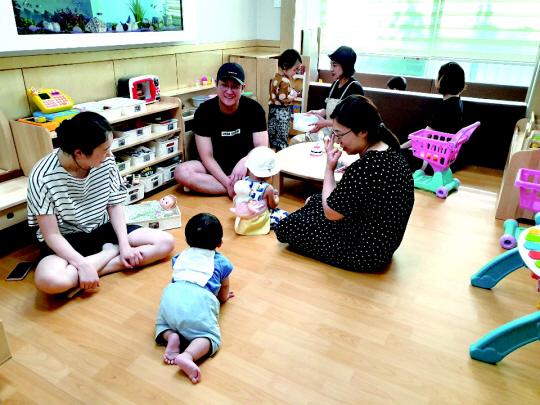 서울 노원구의 ‘공동육아방’에서 부모와 아이들이 함께 즐거운 시간을 보내고 있다. 노원구청 제공