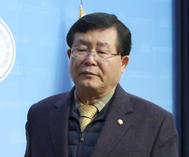 민주당 공천심사에서 ‘하위 10% 통보’를 받은 비명계 설훈 의원이 28일 오전 국회에서 탈당 기자회견을 마친 뒤 이동하고 있다. 연합뉴스