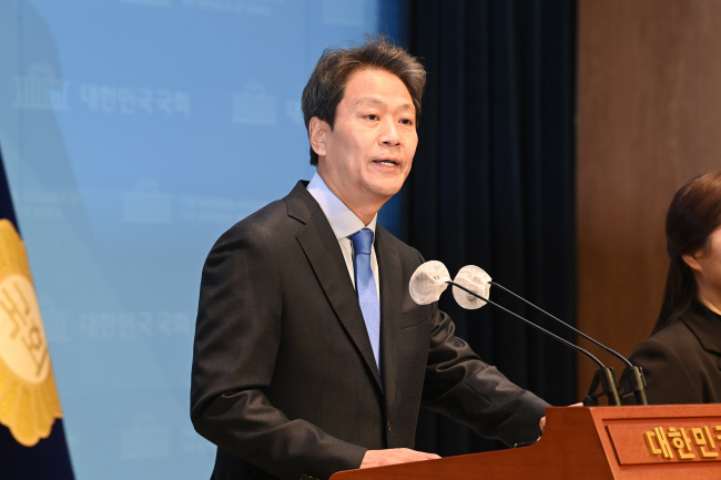 임종석 전 청와대 비서실장이 28일 오전 국회 소통관에서 기자회견을 열어 더불어민주당이 서울 중·성동갑에 자신을 컷오프(공천배제)하고 전현희 전 국민권익위원장을 전략 공천한 결정을 재고해달라고 촉구하고 있다. 곽성호 기자