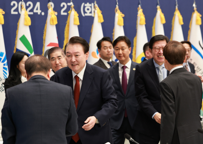 윤석열 대통령이 27일 오후 청와대 영빈관에서 열린 제6차 중앙지방협력회의 주재에 앞서 참석한 지방자치단체장들과 인사를 나누고 있다.   연합뉴스