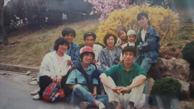 1989년 부모님을 모시고 가족이 경기 용인 자연농원(현 에버랜드)에 놀러 갔을 때 함께 찍은 사진.