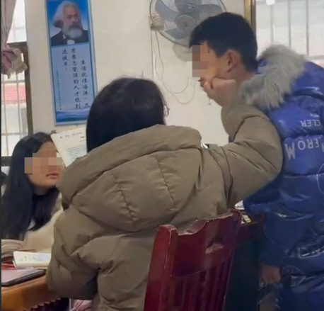 논란이 된 초등학교 교사 폭행·욕설 동영상 캡처. 펑파이 홈페이지 캡처