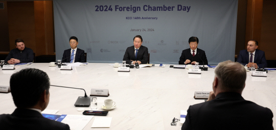 최태원 대한상공회의소 회장이 지난달 24일 서울 중구 대한상공회의소에서 미국·일본·유럽 등 주한 외국상의와 간담회를 하고 있다. 뉴시스