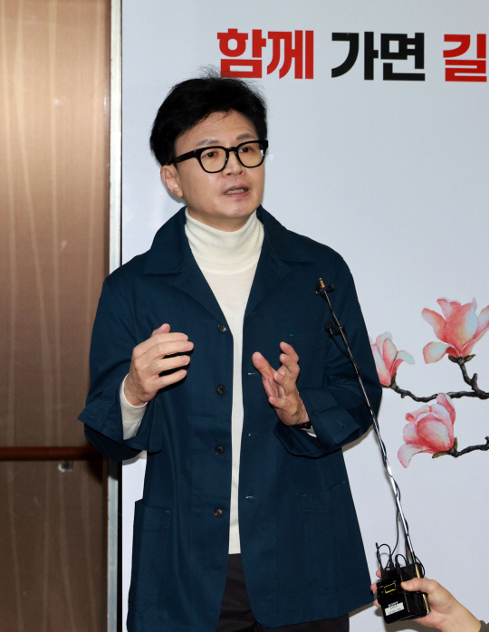 한동훈 국민의힘 비상대책위원장이 29일 오전 서울 영등포구 여의동 국민의힘 당사에서 취재진 질문에 답하고 있다. 연합뉴스