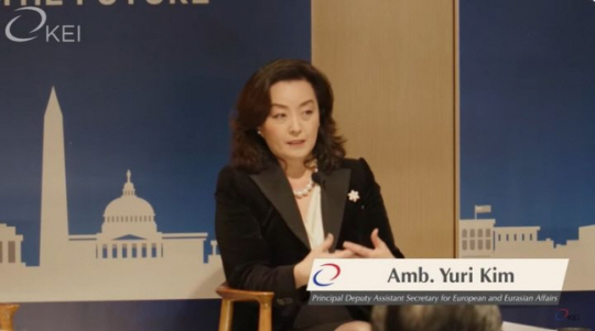 한국이 러시아 침공에 맞서고 있는 우크라이나에 더 많은 국방물자를 지원하길 바란다고 유리 김 국무부 유럽 및 유라시아 담당 수석 부차관보가 26일(현지 시간) 한미연구소(ICAS) 온라인 심포지엄에서 밝혔다. 사진은 김 부차관보가 지난해 12월11일 한미경제연구소(KEI)가 주최한 ‘한미 동맹 70주년 : 공공외교를 통한 지평 확대’ 세미나에서 발언하고 있는 모습. 뉴시스( KEI 영상 캡처)
