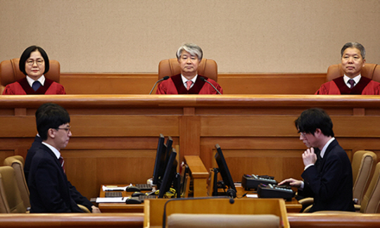 이종석 헌법재판소장을 비롯한 헌법재판관들이 28일 서울 종로구 헌법재판소 대심판정에 앉아 헌법 재판을 진행하고 있다. 연합뉴스