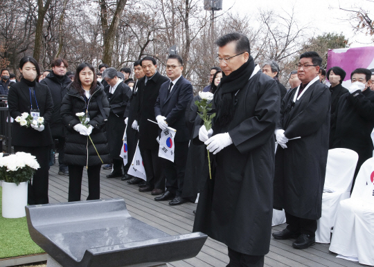 류경기(앞쪽) 서울 중랑구청장이 지난해 3·1절 행사에서 순국선열들에 대한 헌화를 하고 있다. 중랑구청 제공