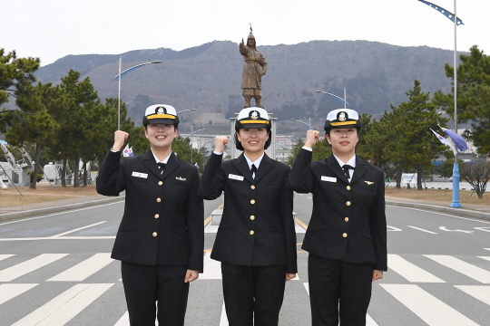 29일 경상남도 창원시 해군 교육사령부에서 열린 제282기 부사관후보생과 제8기 학군부사관후보생 수료 및 임관식에서 이날 해군 부사관으로 임관한  정상미(가운데) 하사가 첫째 언니 정혜미(왼쪽) 중사와 둘째 언니 정선미(오른쪽) 하사가 파이팅을 외치고 있다.해군 제공