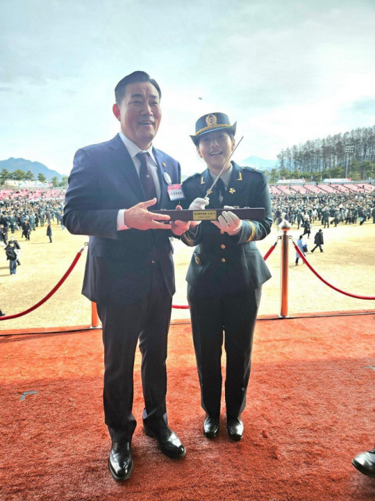 신원식(왼쪽) 국방부 장관이 지난 28일 충북 괴산 육군학생군사학교에서 열린 학군장교(ROTC) 통합 임관식에 차윤지(오른쪽) 소위에게 늦게 고착한 차 소위 할아버지 대신 계급장을 달아준 뒤 활짝 웃고 있다. 국방부 관계자 제공