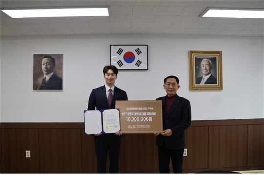 신(新)전국대학생대표자협의회가 29일 이승만대통령 기념우표 판매수익금 1000만원을 이승만대통령기념재단에 전달하고 있다. 사진  왼쪽부터 김태일 대통령 소속 국가교육위원(신전대협 전 의장), 김군기 기념재단 사무국장. 이승만대통령기념재단 제공