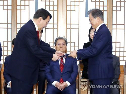 문재인 전 대통령이 지난 2019년 7월 25일 당시 윤석열 검찰총장에게 임명장을 수여하고 있다. 연합뉴스