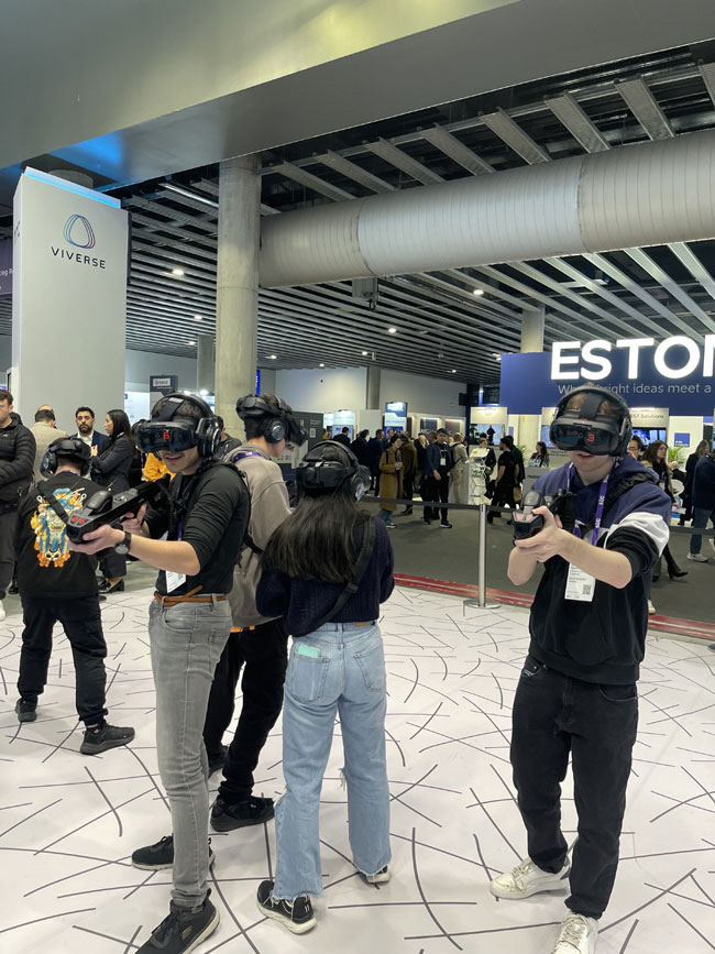 28일(현지시간) 스페인 바르셀로나에서 열리고 있는 세계 최대 이동통신 전시회 ‘모바일월드콩그레스’(MWC)의 대만 HTC바이브 부스에서 방문객들이 확장현실(XR) 기기 포커스3를 체험하고 있다.