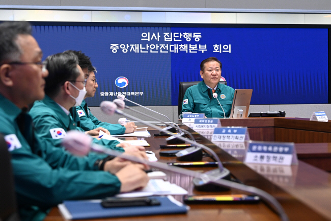 이상민(오른쪽) 중앙재난안전대책본부 제2차장(행정안전부 장관)이 29일 오전 서울 종로구 정부서울청사에서 열린 의사 집단행동 중대본 회의에서 발언하고 있다. 문호남 기자