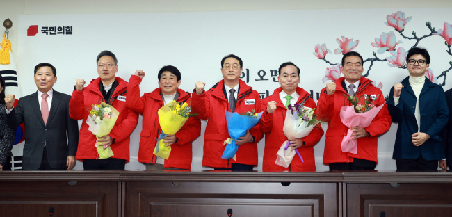 한동훈(오른쪽) 국민의힘 비상대책위원장이 29일 오전 서울 여의도 중앙당사에서 열린 국민인재 영입 환영식에서 참석자들과 기념촬영을 하고 있다. 왼쪽부터 이철규 인재영입위원장, 박수민 아이넥스 공동대표, 김익수 일본 신슈대 석좌교수, 김건 전 외교부 한반도평화교섭본부장, 김윤식 전 시흥시장, 구홍모 전 육군참모차장, 한 위원장. 연합뉴스