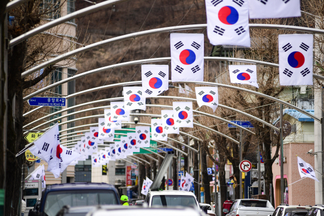 제105주년 3·1절을 이틀 앞둔 28일 강원 화천군 화천읍 중앙로 일대에 태극기가 빼곡하게 걸려있다. 화천군은 지난 2017년부터 매년 주요 시가지에 태극기를 게양해 오고 있다. 위 사진은 28일 대구 달서구 월성코오롱하늘채 1단지 아파트 가구마다 태극기가 걸려 있는 모습.  연합뉴스, 달서구청 제공
