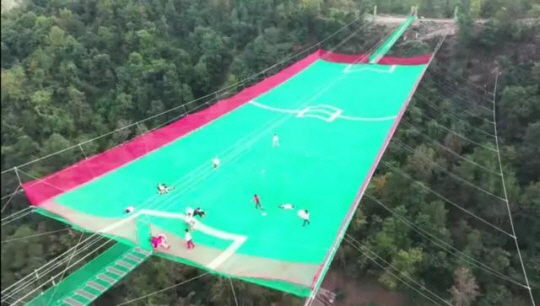 200ｍ 상공에 그물망 운동장. 중국 거위대대탐험낙원 SNS 계정