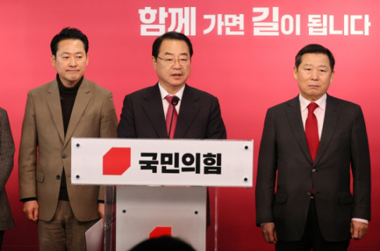 국민의힘 정영환 공천관리위원장이 1일 서울 여의도 중앙당사에서 제3차 경선 지역 결과를 발표하고 있다. 연합뉴스