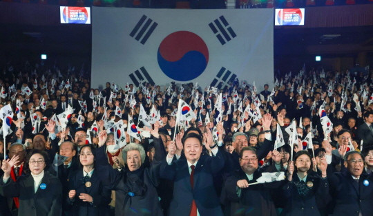 윤석열 대통령이 1일 서울 중구 유관순기념관에서 열린 제105주년 3·1절 기념식에서 만세삼창을 하고 있다. 기념식에는 한동훈 국민의힘 비상대책위원장, 이재명 더불어민주당 대표, 김준우 녹색정의당 상임대표, 이준석 개혁신당 대표, 윤희숙 진보당 상임대표, 김종민 새로운미래 공동대표 등 여야 지도부도 참석했다. 뉴시스