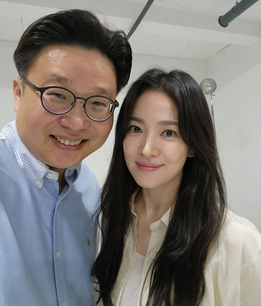 서경덕(왼쪽) 교수와 배우 송혜교(오른쪽). 서경덕 성신여대 교수 제공