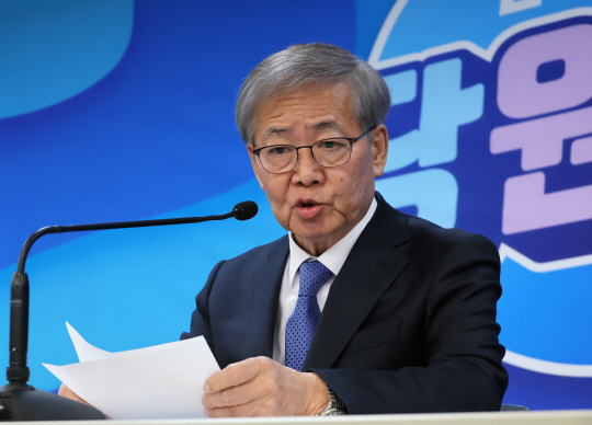 더불어민주당 임혁백 공천관리위원장이 1일 서울 여의도 중앙당사에서 공천심사 결과를 발표하고 있다.연합뉴스