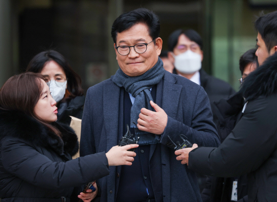 더불어민주당 전당대회 돈봉투 살포 의혹의 정점으로 지목된 송영길 전 민주당 대표가 지난해 12월 18일 서울 서초구 서울중앙지방법원에서 열린 구속 전 피의자심문(영장실질심사)을 마친 뒤 법원을 나서고 있다. 연합뉴스