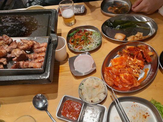 삼겹살집에서 소맥을 먹는 일본인들