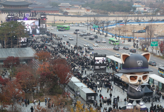 ‘2023 리그오브레전드 월드 챔피언십’(롤드컵) 결승을 앞둔 지난해 11월 19일 오후 서울 종로구 광화문광장에 관객들이 거리응원을 위해 모여들고 있다. 연합뉴스