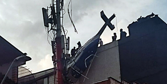 콜롬비아에서 관광객을 태운 헬기가 추락하는 사고가 발생했다. 다행히 헬기는 건물 틈새에 걸려 땅으로 떨어지지 않았고, 탑승자 전원은 모두 구조됐다. 뉴시스