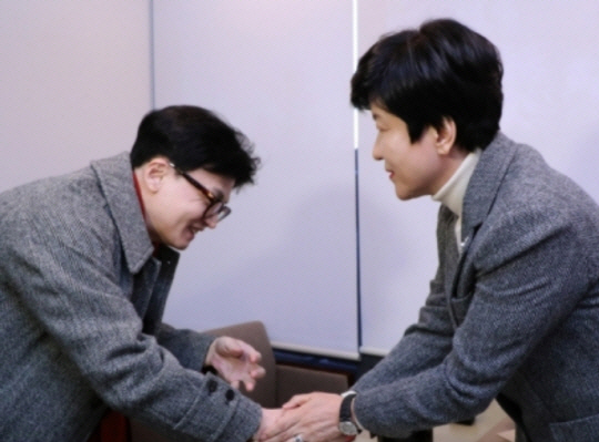 한동훈 국민의힘 비상대책위원장이 1일 오후 서울 종로구의 한 식당에서 더불어민주당을 탈당한 김영주 국회 부의장과 회동에 앞서 악수하고 있다. 뉴시스