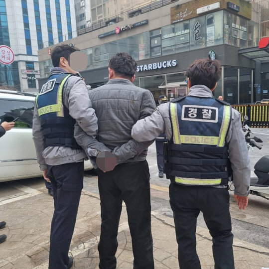경찰이 3일 서울 여의도 국민의힘 중앙당사 앞에서 분신을 시도한 장일 전 서울 노원을당협위원장을 연행하고 있다. 연합뉴스