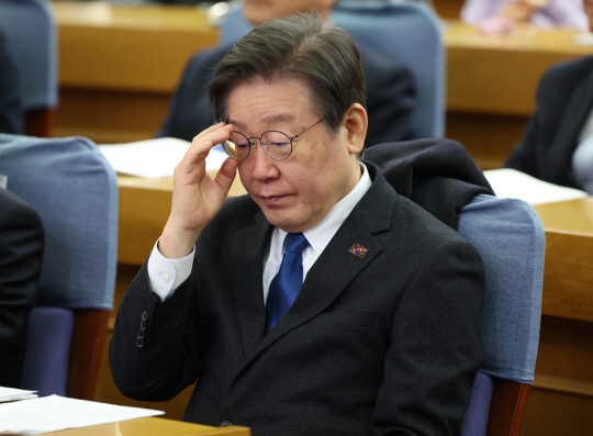 이재명 더불어민주당 대표가 3일 오후 서울 여의도 국회에서 열린 더불어민주연합 중앙당 창당대회에 참석해 있다. 뉴시스