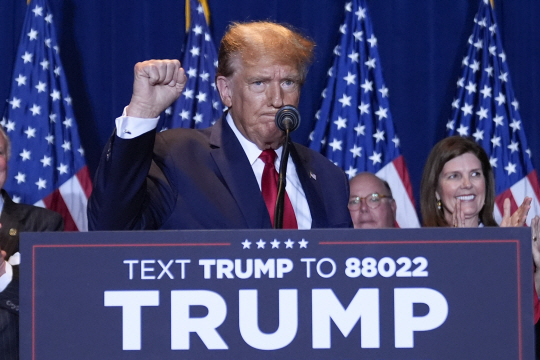 도널드 트럼프 전 미국 대통령이  Republican presidential candidate former President Donald Trump speaks at a primary election night party at the South Carolina State Fairgrounds in Columbia, S.C., Saturday, F