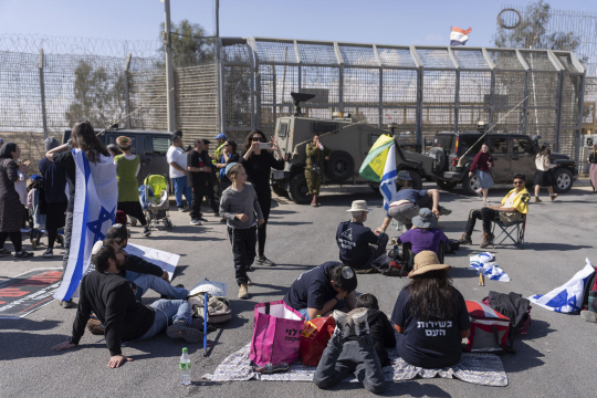 지난 2월 14일 가자지구로의 인도주의적 지원 물품 전달에 반대하기 위해 모여있는 이스라엘 사람들의 모습. AP연합뉴스