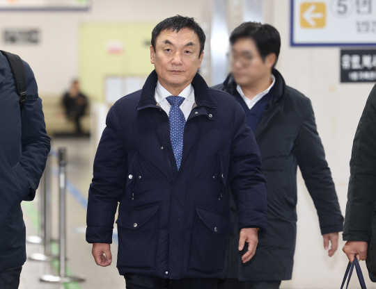 도이치모터스 주가 조작 사건으로 1심에서 징역형이 선고된 권오수 전 회장이 지난 1월 9일 서울 서초구 서울고등법원에서 열린 2심 공판에 출석하고 있다. 연합뉴스