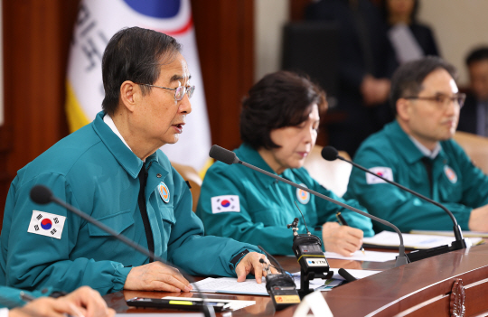 한덕수 국무총리가 3일 오후 정부서울청사에서 의사 집단행동 관련 중앙재난안전대책본부 회의를 주재하며 발언하고 있다. 연합뉴스