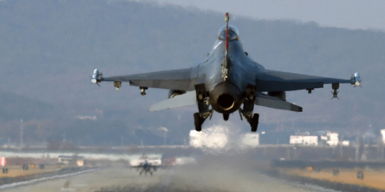 경기 평택 주한미군 오산공군기지 활주로에서 F-16 전투기가 착륙하는 모습. 기사 내용과 직접 관련 없음. 뉴시스