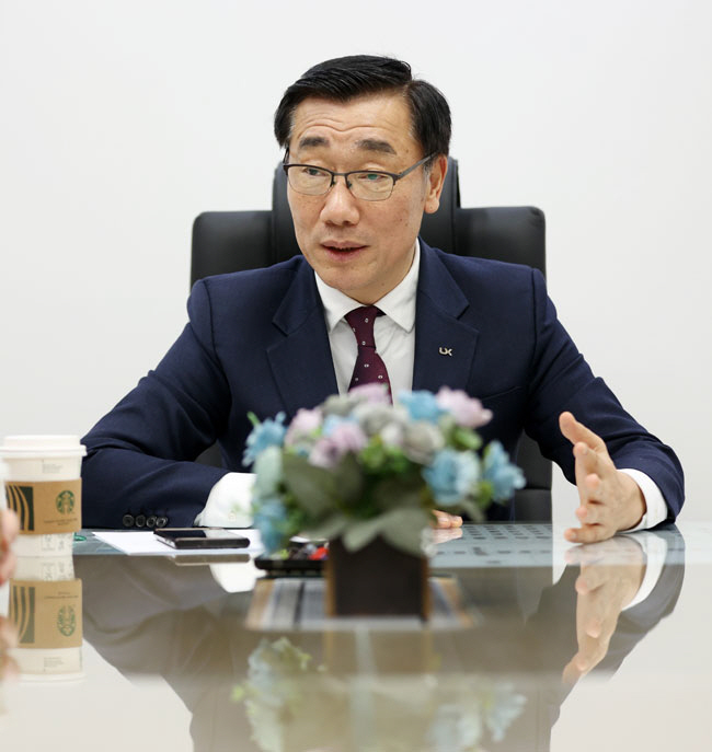 어명소 LX한국국토정보공사 사장은 지난해 11월 취임 이후 3주 만에 비상경영체제를 선언하며 위기 탈출에 시동을 걸었다. 어 사장은 사옥매각·임차축소·지사 통폐합 등의 자구노력을 통해 조기에 경영 정상화를 이루겠다고 밝혔다.  LX 제공