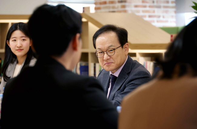 김승호 인사혁신처장이 지난 2월 26일 정부세종청사에서 열린 ‘전국 지역인재 9급 공무원 소통 간담회’에 참석해 직원들의 이야기를 듣고 있다. 김 처장은 MZ세대가 공직사회를 바꾸고 있다는 철학 아래 이들과의 소통을 늘리는 데 앞장서고 있다. 연합뉴스