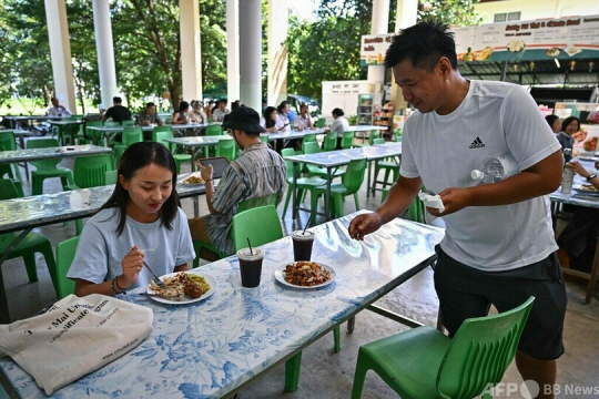 태국 치앙마이에서 치앙마이 대학 수업에 참가하기 전에 식사를 하는 중국인 코니 첸 부부AFP연합뉴스