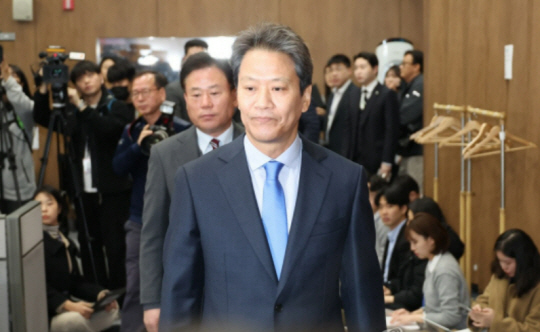 임종석 전 대통령 비서실장이 지난달 28일 서울 영등포구 국회에서 더불어민주당 공천 관련 기자회견을 마치고 이동하고 있는 모습. 연합뉴스