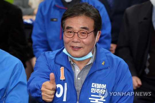 이병훈 의원이 지난 2020년 4월 15일 치러진 제21대 국회의원 선거 당시 개표방송을 지켜보는 모습. 연합뉴스